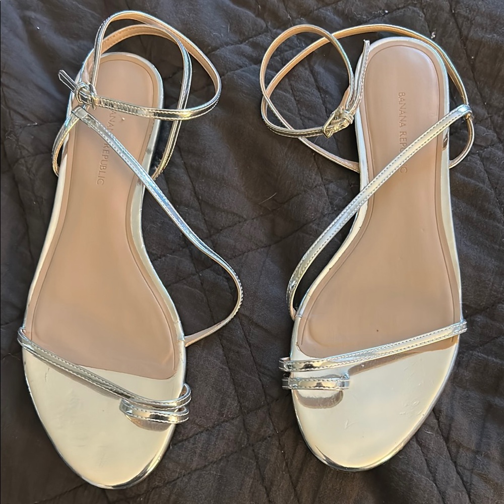 Banana Republic Silver Strappy Sandals for Versatile Elegance